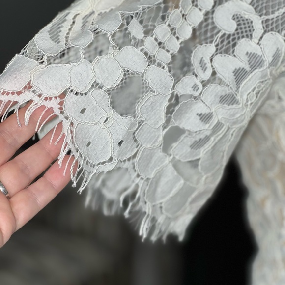 🩷 LULUS lace cream colored dress - sheer lined size medium - Picture 4 of 12